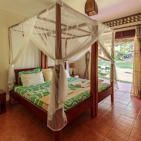 Airport Guesthouse Entebbe Esterno foto