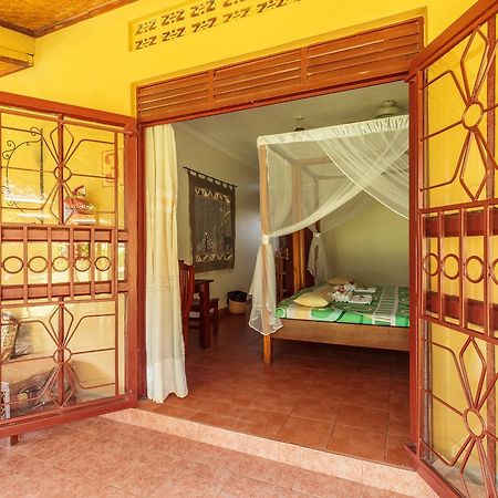 Airport Guesthouse Entebbe Esterno foto