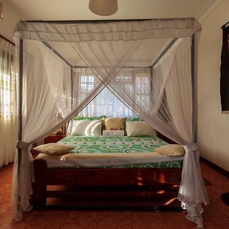 Airport Guesthouse Entebbe Esterno foto