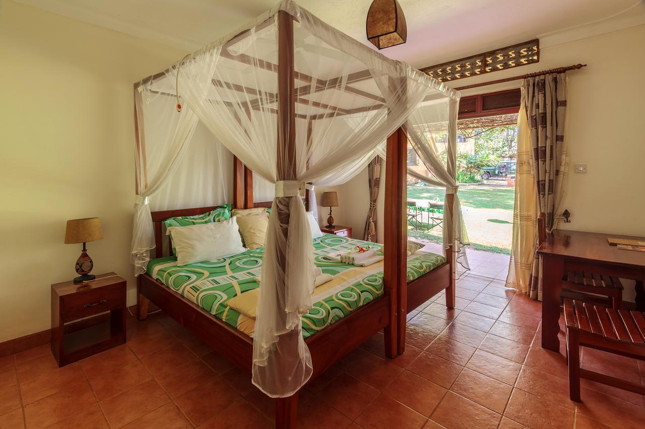 Airport Guesthouse Entebbe Esterno foto