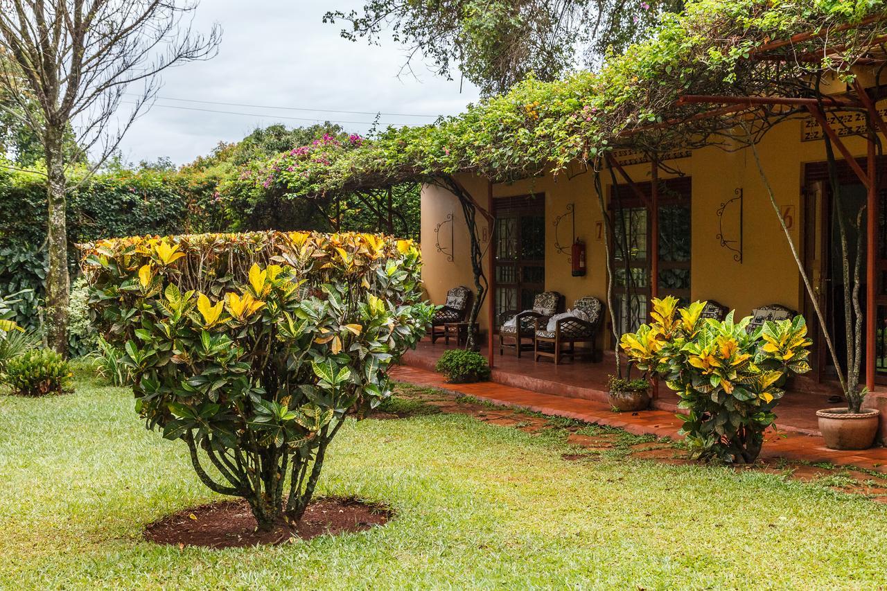 Airport Guesthouse Entebbe Esterno foto