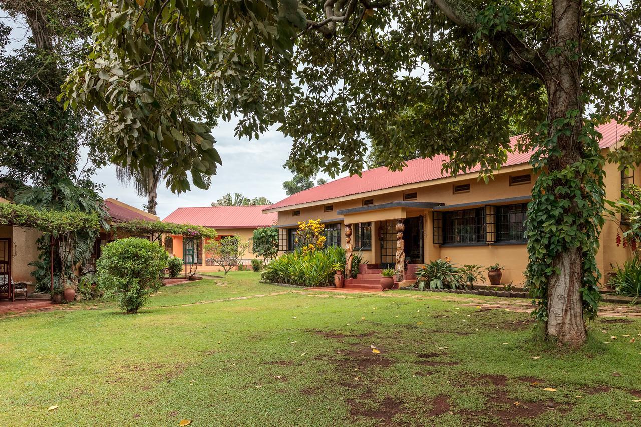 Airport Guesthouse Entebbe Esterno foto