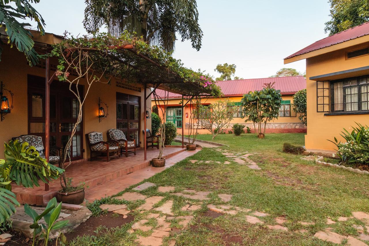 Airport Guesthouse Entebbe Esterno foto