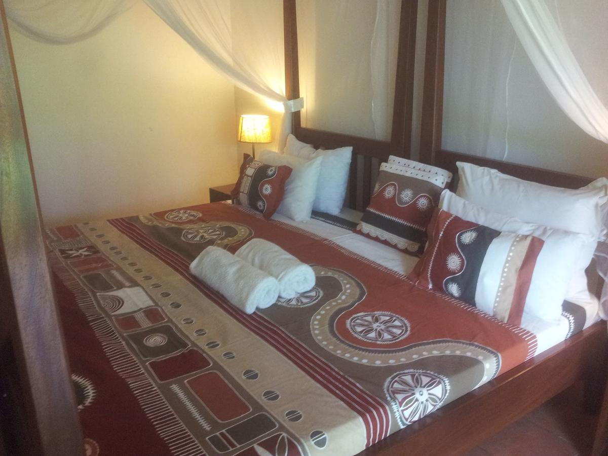 Airport Guesthouse Entebbe Esterno foto