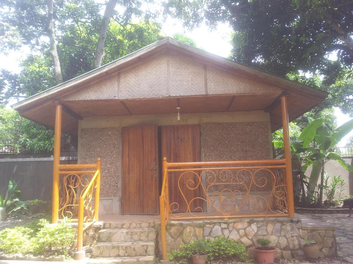 Airport Guesthouse Entebbe Esterno foto