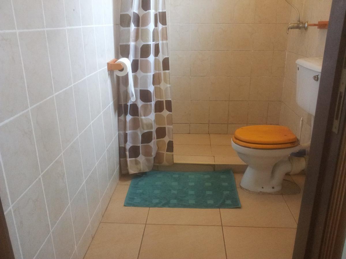 Airport Guesthouse Entebbe Esterno foto