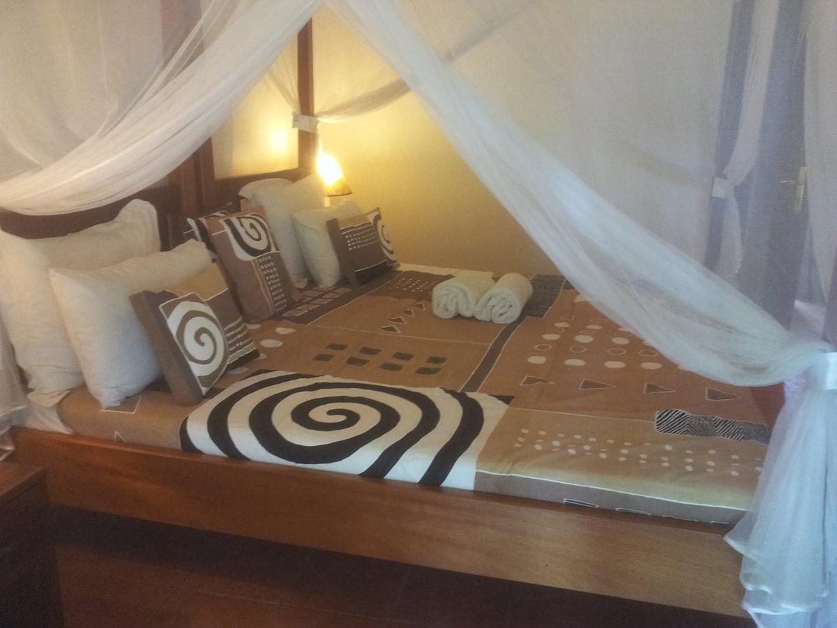 Airport Guesthouse Entebbe Esterno foto