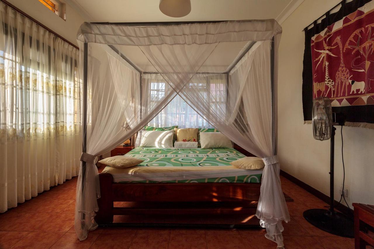 Airport Guesthouse Entebbe Esterno foto