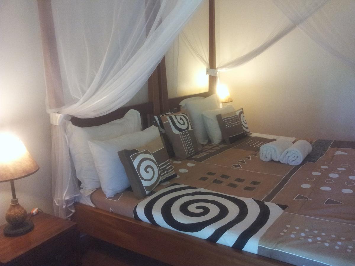Airport Guesthouse Entebbe Esterno foto